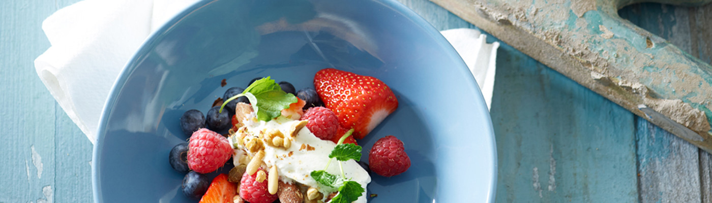 Friske-bær-med-yoghurt,-citronmelisse--og-nødder_Lindahls2201-1