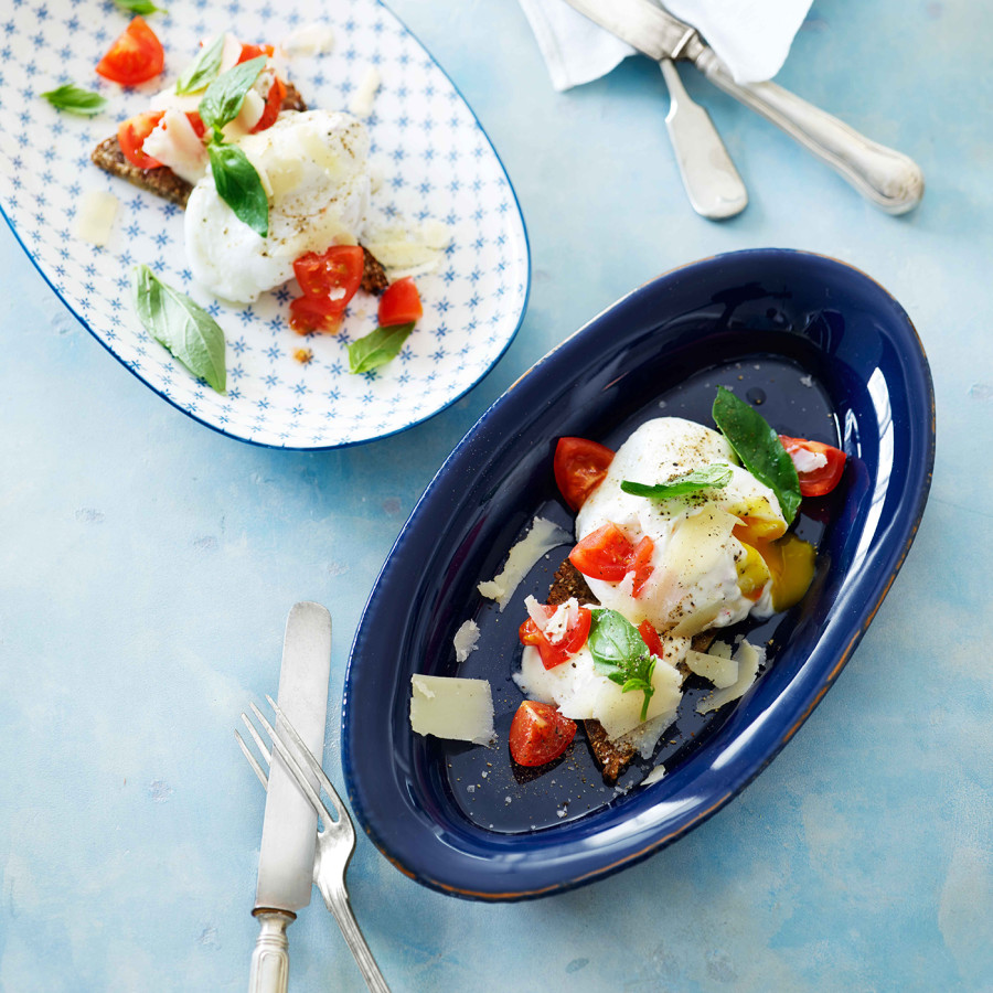 Ristet-rugbrød-med-poch-æg,-tomas-og-chilidressing_Lindahls2114_behandlet