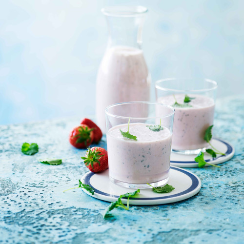 Smoothie-med-jordbær,-banan-og-citronmelisse_Lindahls2096