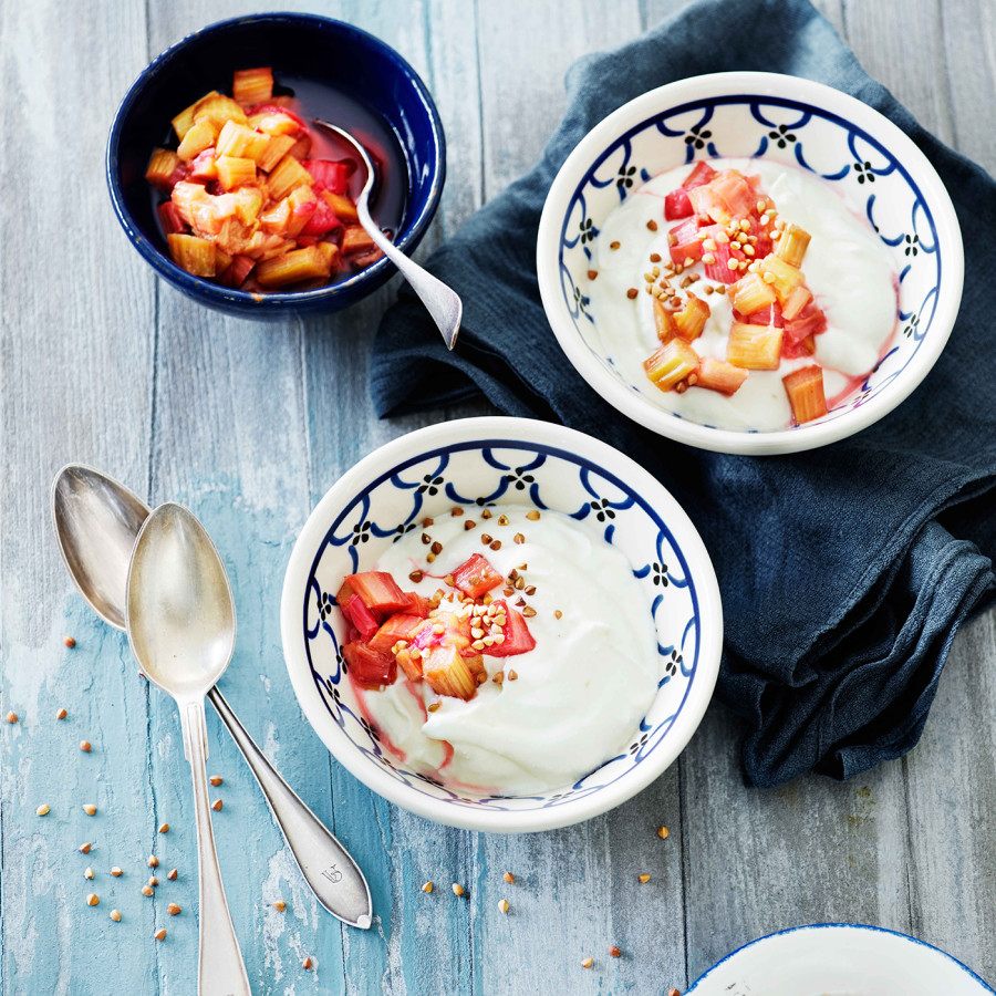 Yoghurt-med-rabarberkompot-og-ristet-boghvede_Lindahls2092